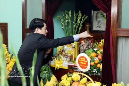 El presidente de Vietnam, Luong Cuong, rinde homenaje con una ofrenda de incienso al Presidente Ho Chi Minh en la Casa 67. (Foto: VNA)