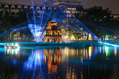 Espacio de iluminación artística del Lago Hoan Kiem y la Torre de la Tortuga en Hanoi