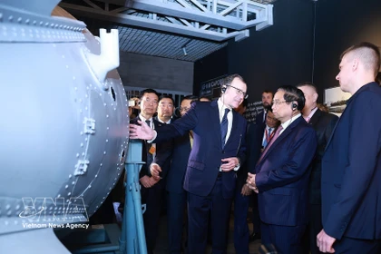 El primer ministro Pham Minh Chinh visita el Museo de Energía Atómica. Foto: VNA