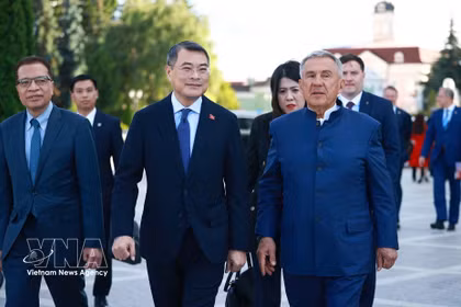 El primer ministro vietnamita, Le Minh Hung, (izquierda) y el jefe de la República de Tartaristán, Rustam Minnikhanov (izquierda). (Foto: VNA)