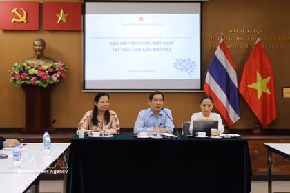 El embajador Pham Viet Hung (en el centro) pronuncia el discurso de apertura del coloquio. Foto: VNA