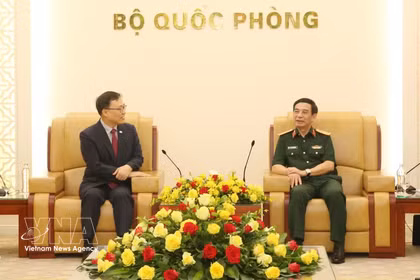 El ministro de Defensa vietnamita, general Phan Van Giang, y el embajador surcoreano Choi Young Sam. (Fuente: VNA)