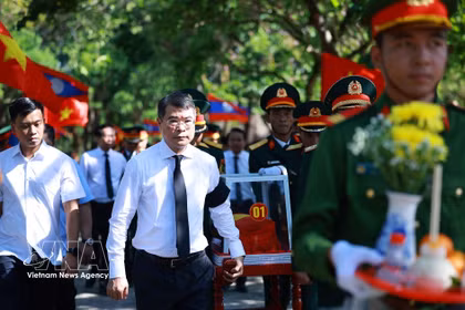 El primer ministro Le Minh Hung encabeza la ceremonia de homenaje a los restos de soldados voluntarios y expertos vietnamitas en el Cementerio Nacional de Mártires de la Ruta 9, en la provincia de Quang Tri. (Foto: VNA)