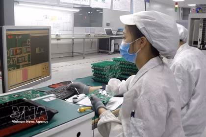 Trabajadores del sector de semiconductores. (Fuente: VNA)