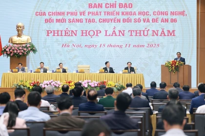 El primer ministro de Vietnam, Pham Minh Chinh, habla en la reunión. (Foto: VNA)