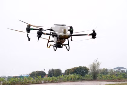 Cooperativa Juvenil Nam Dai Duong, en la comuna de Nghia Hung, provincia de Ninh Binh, utiliza drones para la siembra de arroz. (Foto ilustrativa: VNA)
