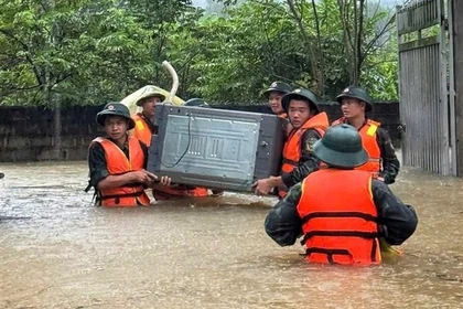 Fuerzas militares apoyan a los afectados por inundaciones