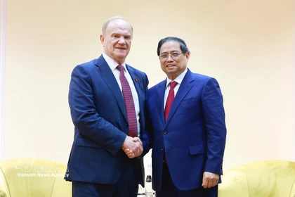 El primer ministro de Vietnam, Pham Minh Chinh, y el presidente del Partido Comunista de la Federación de Rusia, Gennady Ziuganov. (Foto: VNA)