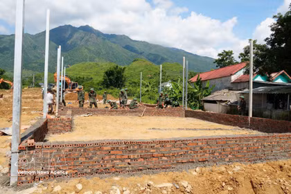 Soldados del Mando Militar de la provincia de Lai Chau participan en la construcción de viviendas para las familias afectadas por las inundaciones. (Foto: VNA)
