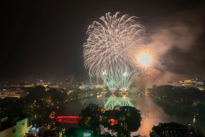 Vietnam da la bienvenida al año nuevo con espectáculos de fuegos artificiales