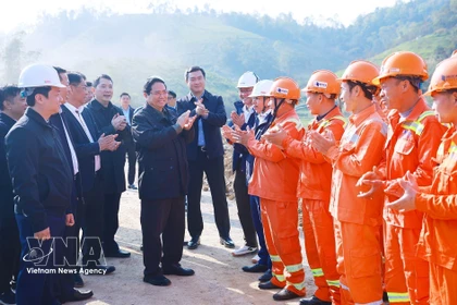 El primer ministro Pham Minh Chinh transmite sus felicitaciones por el Año Nuevo Lunar a los obreros que trabajan en la construcción de la autopista Dong Dang (Lang Son) – Tra Linh (Cao Bang). Foto: VNA