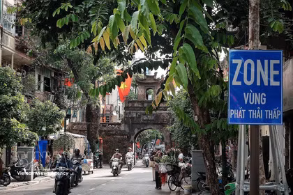 Un letrero que señala una Zona de Bajas Emisiones junto a O Quan Chuong, una de las principales puertas de acceso al casco antiguo de Hanoi. (Foto: VNA)