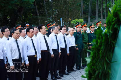 El primer ministro Le Minh Hung ofrece flores e incienso ante el monumento del difunto secretario general Tran Phu y los héroes mártires en el parque Le Thi Rieng. Foto: VNA