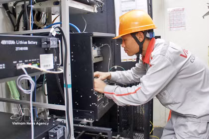 Técnicos de Viettel Bac Ninh revisan equipos en una estación 5G en la comuna de Tan Tien. (Foto: VNA)