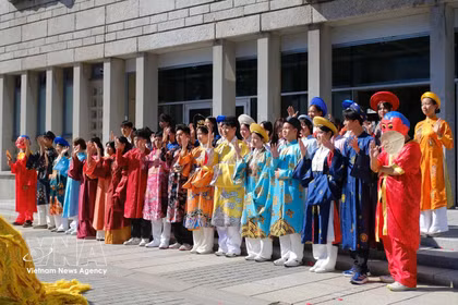 El desfile de trajes tradicionales vietnamitas frente al Ayuntamiento de Lorient causó una gran impresión en el público francés. (Foto: VNA)