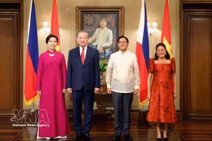 El secretario general del Partido Comunista de Vietnam y presidente del país, To Lam, su esposa, y el presidente filipino, Ferdinand Romualdez Marcos Jr., y su cónyuge. Foto: VNA