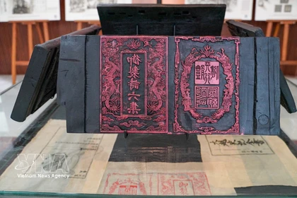 Un grabado en madera de la dinastía Nguyen, inscrito por la UNESCO como Patrimonio Documental Mundial de Vietnam, se exhibe en el espacio expositivo. (Foto: VNA)