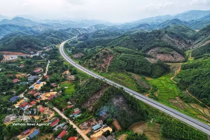 La creciente demanda de financiación para proyectos de infraestructura y transición verde impulsa la búsqueda de nuevas fuentes de capital en Vietnam. En la imagen, la autopista Noi Bai–Lào Cai. (Foto: VNA)