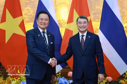 El primer ministro de Tailandia, Anutin Charnvirakul, y su homólogo vietnamita, Le Minh Hung. (Foto: VNA)