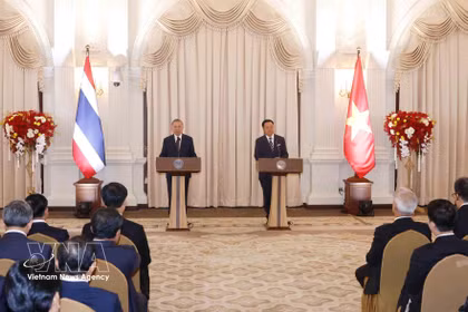 El secretario general del Partido Comunista y presidente de Vietnam, To Lam, y el primer ministro de Tailandia, Anutin Charnvirakul, en la rueda de prensa. (Fuente: VNA)