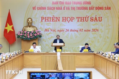El primer ministro de Vietnam, Pham Minh Chinh, preside la sexta reunión del Comité Directivo Central sobre Políticas de Vivienda y el Mercado Inmobiliario. (Foto: VNA)