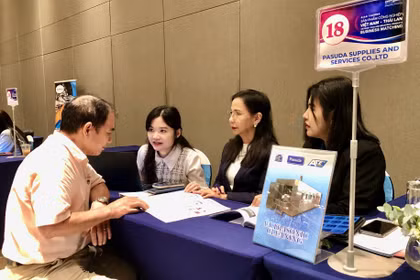 Empresas de Tailandia y Vietnam establecen conexiones comerciales directas en el evento “Intercambio comercial de productos industriales Vietnam–Tailandia”, celebrado el 13 de febrero de 2025. Foto: VNA