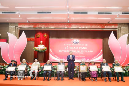 El secretario general del Partido Comunista y presidente de Vietnam, To Lam, entrega los certificados a los militantes veteranos que reciben la insignia de 80 años de militancia del Partido. (Foto: VNA)