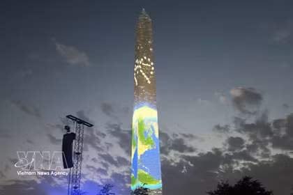 El logotipo "Freedom 250" y una imagen de la Tierra se proyectan sobre el Monumento a Washington como parte de las actividades conmemorativas del 250.º aniversario de la Independencia de Estados Unidos. (Foto: VNA)