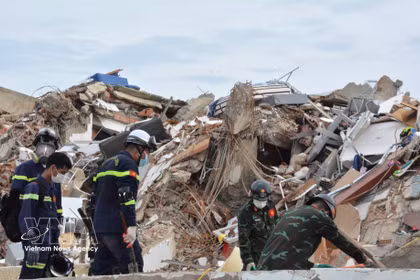 El equipo de rescate de Vietnam continúa las labores de búsqueda de víctimas entre los escombros tras el terremoto. (Foto: VNA)
