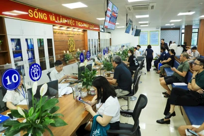 La surcursal 3 del Centro de Servicios Administrativos Públicos de Hanoi ha habilitado numerosas ventanillas para atender a los ciudadanos. Foto: hanoimoi.vn