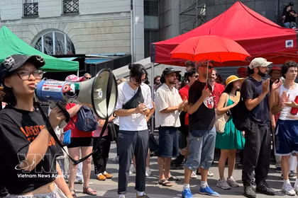 Manifestantes se concentran en la Plaza de la Bastilla, en París, para exigir justicia para las víctimas del Agente Naranja y del clordecona, el 20 de junio de 2026. (Foto: VNA)