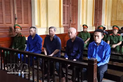 Los acusados en el juicio. (Foto: VNA)