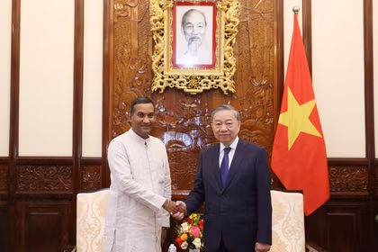 El secretario general del Partido Comunista de Vietnam y presidente del país, To Lam, y el embajador de Sri Lanka en Hanoi, Poshitha Perera. (Foto: VNA)