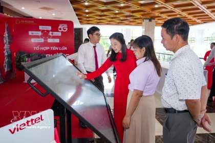 Presentación de plataformas y soluciones de transformación digital al servicio del gobierno digital y la economía digital en la provincia de Tây Ninh. Foto: VNA.