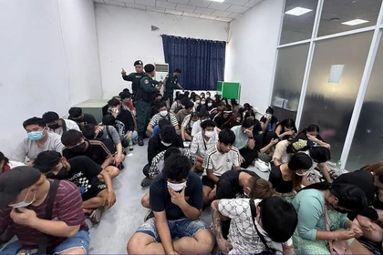 La policía de Camboya arrestó a 230 extranjeros durante una redada contra un centro de estafas telefónicas en la ciudad de Poipet, provincia de Banteay Meanchey. (Foto: Bangkok Post)