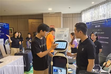 Los visitantes recorren la exposición de demostración tecnológica en el Día del Emprendimiento e Innovación de la ciudad de Da Nang – SURF 2025. (Foto: VNA)