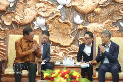 El embajador de Vietnam en Camboya, Nguyen Minh Vu (derecha), recibe al vicepresidente del CPP, Samdech Sar Kheng, en ocasión del Año Nuevo tradicional Choul Chnam Thmey 2026. (Foto: VNA)