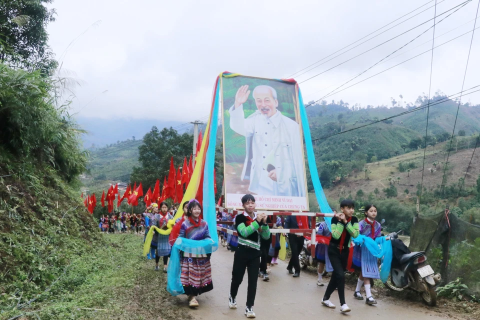 La procesión ritual del retrato del Presidente Ho Chi Minh y ofrendas al bosque sagrado. (Foto: VNA)