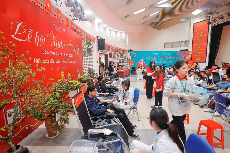 Con el mensaje "Donación de sangre a principios de primavera: Multiplicar la felicidad", el Festival Xuan Hong es el evento de donación de sangre más grande de principios de año y promueve la compasión y el espíritu comunitario. (Foto: VNA)