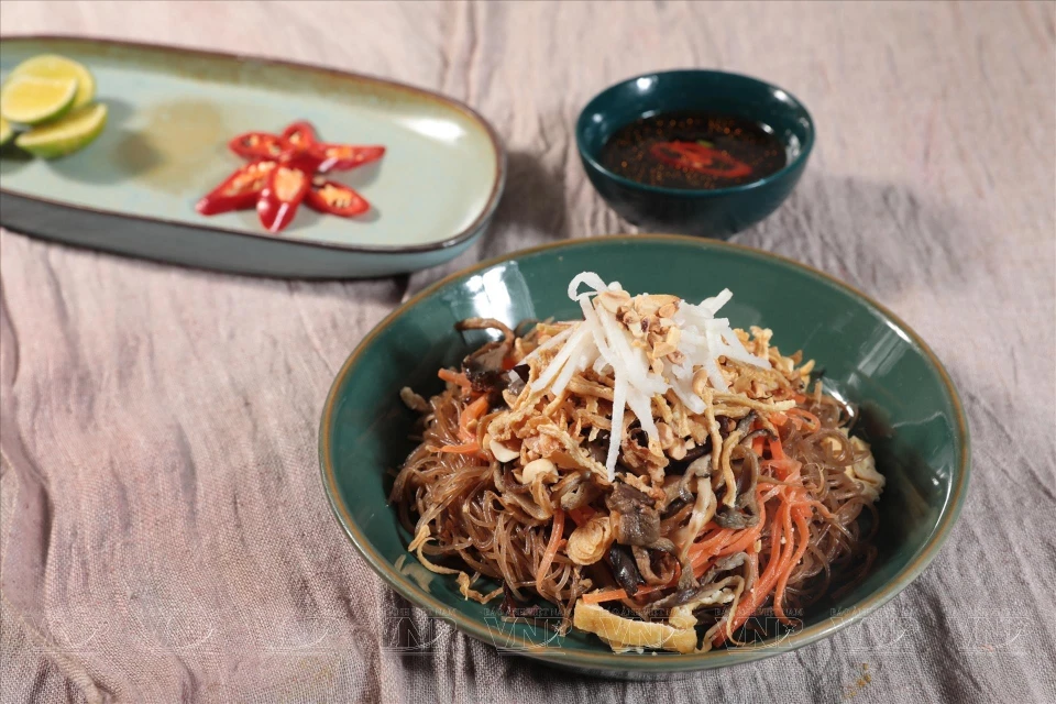 Los fideos celofán negros revueltos con verduras no sólo deviene un plato delicioso, sino también una opción saludable. (Foto: VNA)