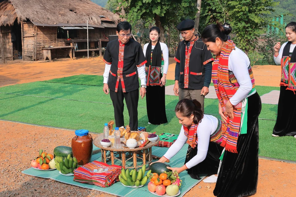 El Festival de Arroz Nuevo es una de las ceremonias más importantes y sagradas del año para los Thai, por lo que preparan los ritos de manera cuidosa, con muchas ofrendas donde el licor resulta indispensable para convidar a los invitados a la ceremonia. (Foto: VNA)