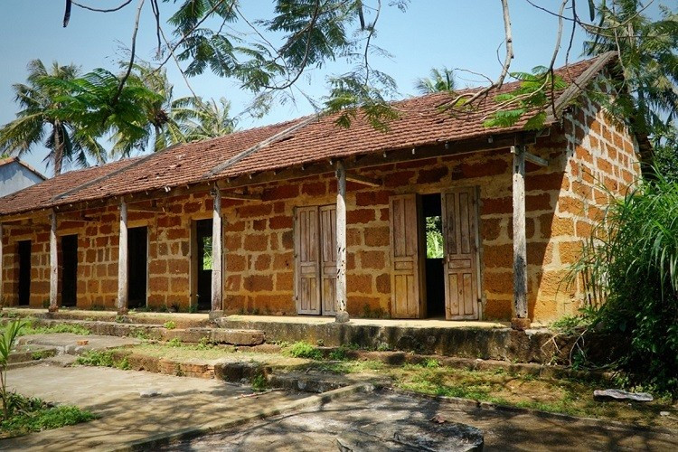 La casa larga construida de lateritas solía ser un lugar cultural para la gente de la aldea de An Loc, comuna de Binh Tri, distrito de Binh Son durante más de 50 años. (Fuente: nhandan.vn)