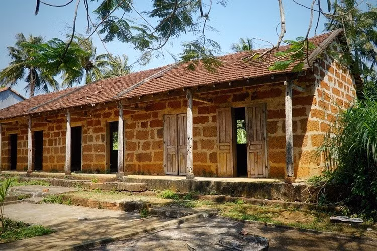 La casa larga construida de lateritas solía ser un lugar cultural para la gente de la aldea de An Loc, comuna de Binh Tri, distrito de Binh Son durante más de 50 años. (Fuente: nhandan.vn)