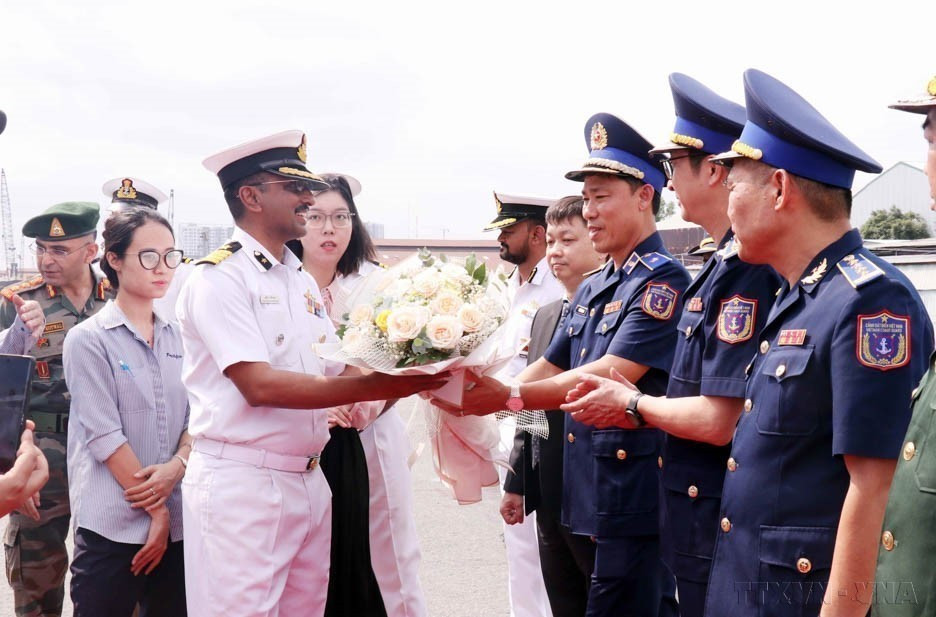 Ceremonia de bienvenida para 120 miembros de la tripulación del buque Samudra Paheredar de la Guardia Costera de la India que visita Ciudad Ho Chi Minh. (Fuente: VNA)