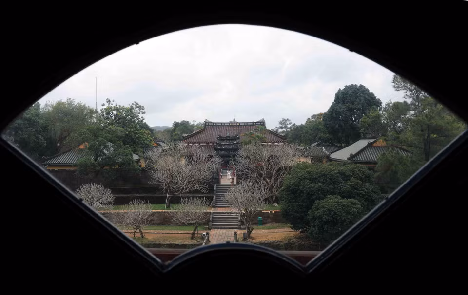 La tumba del rey Minh Mang (Hieu Lang), construida por el emperador Thieu Tri de la dinastía Nguyen, está ubicada en la montaña Cam Ke, aldea de An Bang, barrio de Long Ho, distrito de Phu Xuan, ciudad de Hue. Es una de las obras arquitectónicas más majestuosas y emblemáticas de la dinastía Nguyen y atrae a muchos turistas durante su recorrido por la urbe. (Fuente: VNA)