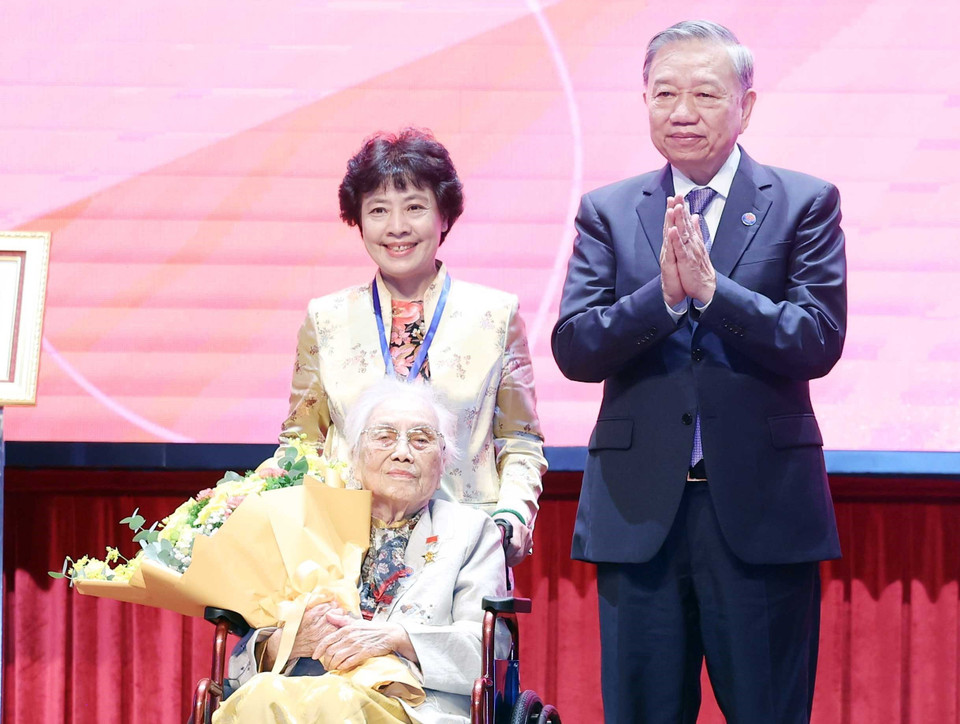 El secretario general del Partido Comunista de Vietnam, To Lam, otorgó el título de Héroe del Trabajo a la camarada Nguyen Thi Binh, ex miembro del Comité Central del Partido, ex vicepresidenta y ex ministra de Relaciones Exteriores del Gobierno Revolucionario Provisional de la República de Vietnam del Sur. (Fuente: VNA)
