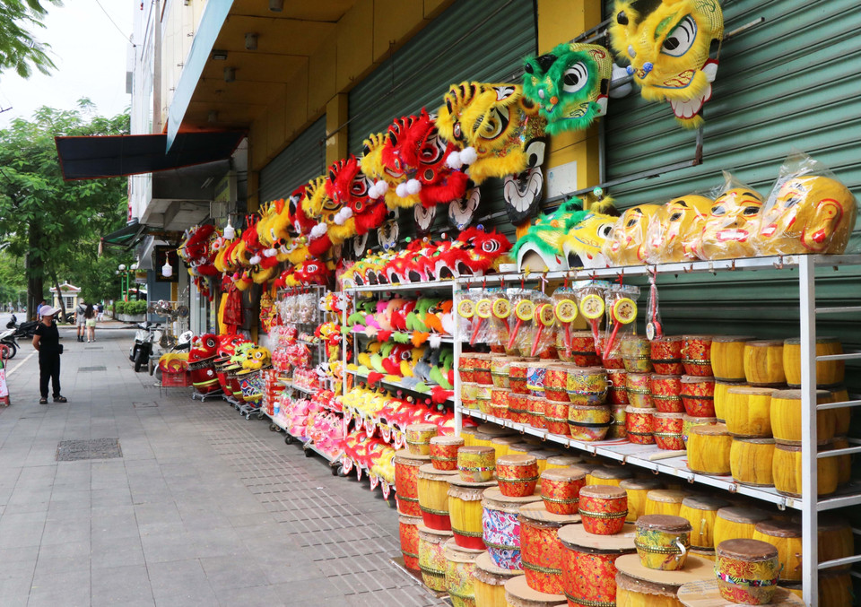 Se venden cabezas de león y productos relacionados con la festividad en la calle de Tran Hung Dao, barrio de Phu Xuan. (Fuente: VNA)