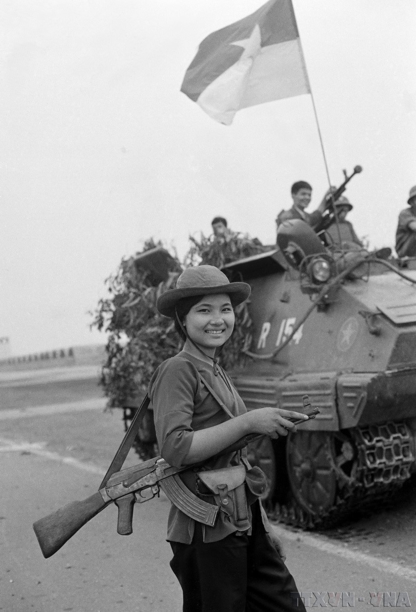 Durante la guerra de resistencia contra Estados Unidos, más de 280 mil jóvenes se ofrecieron como voluntarios para combatir con la determinación de "Dividir la cordillera de Truong Son para salvar el país", "dondequiera que haya un campo de batalla, ahí estarán presentes los jóvenes", "dondequiera que haya enemigos, los jóvenes están listos para defender la patria". (Fuente: VNA)