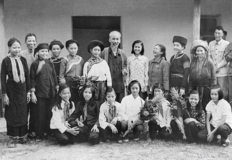 El Presidente Ho Chi Minh con mujeres y niños de grupos étnicos en la provincia de Lao Cai (23 de septiembre de 1958). (Fuente: VNA)