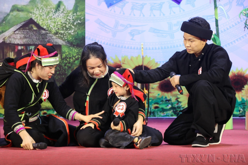 Competencia de comedia del equipo del distrito de Bao Lam en el concurso “Adquirir conocimientos legales sobre el entorno familiar y prevenir y combatir la violencia doméstica” en 2024. (Fuente: VNA)